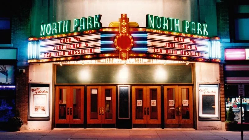 复古电影院外观展示九色的文化氛围